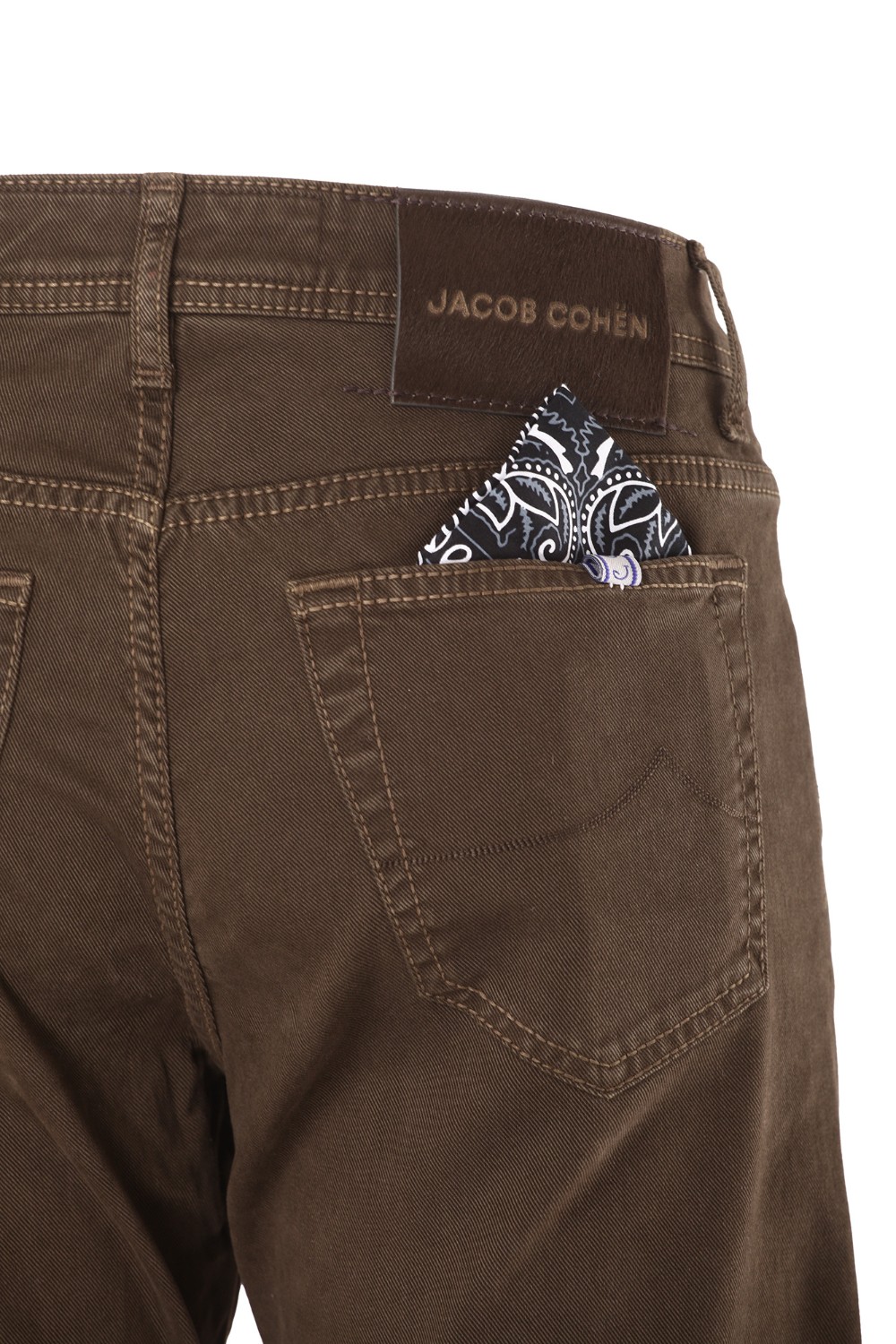 shop JACOB COHEN  Jeans: Jacob Cohen jeans "Bard".
Regular slim fit.
Modello a cinque tasche con logo ricamato sul taschino.
Vita regolare.
Passanti al punto vita.
Chiusura con bottoni.
Bottone dalla forma convessa smaltato grigio medio, bordo esterno con finitura canna di fucile e logo inciso.
Patta interna ricamata con nome del pantalone e citazione del fondatore.
Salpa in nabuk con bordi e logo impressi.
Include bandana con stampa paisley
Profumati con l’esclusiva fragranza Jacob Cohën.
Composizione: 49% cotone, 49% lyocell, 2% elastan.
Made in Italy.. S4216 BARD-F23 number 7786638